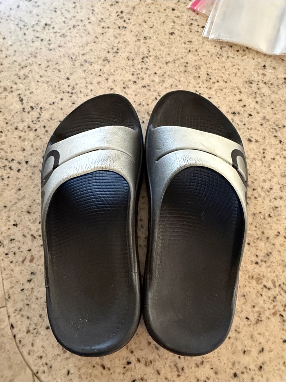 OOFOS Women’s Black & Silver Recovery Slide Sandals